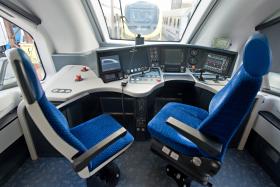 Maszynistów jest mało, więc są rozchwytywani przez prywatne firmy obsługujące lokalne połączenia na zlecenie samorządów czy przewozy towarowe, potrafią pracować dla kilku firm jednocześnie.