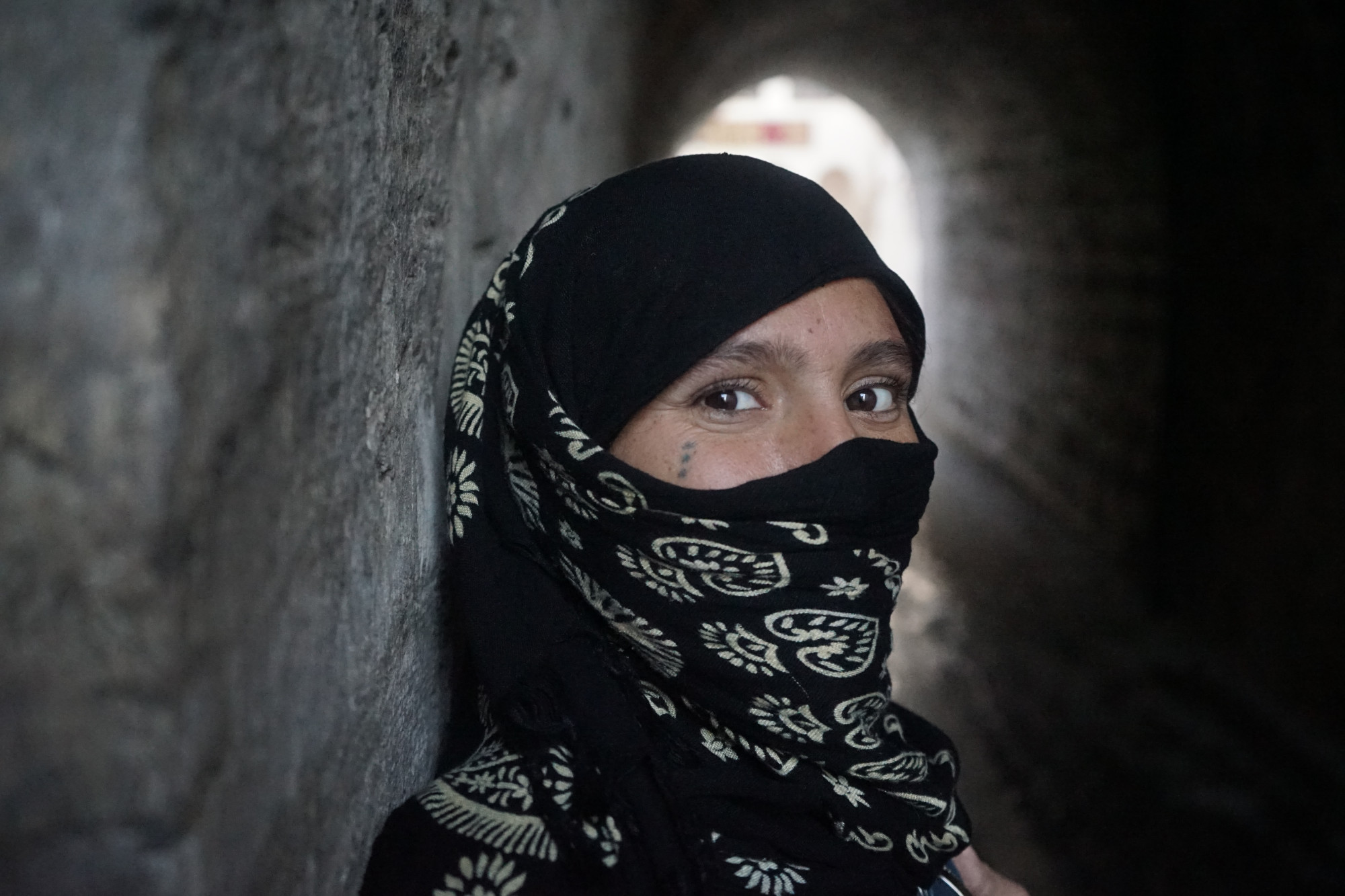 Moralna siła języka: jak media kształtują oburzenie