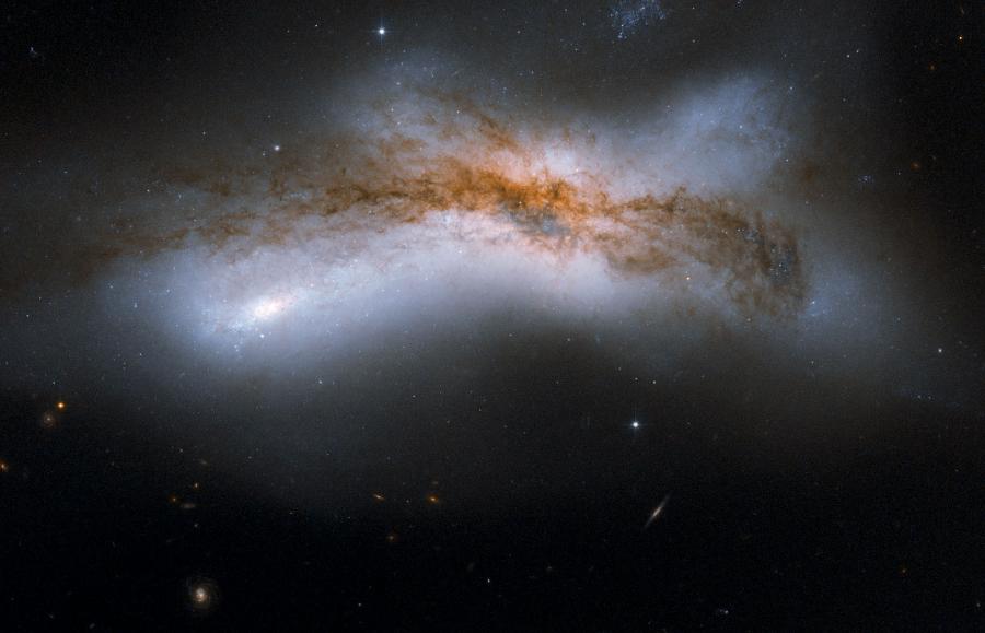 Para galaktyk po zderzeniu uformowała jedną dużą galaktykę NGC 520 (100 mln l.ś. od Ziemi).