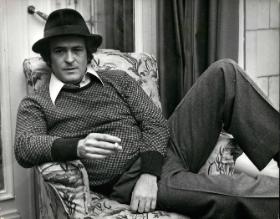 Bernardo Bertolucci szukając własnego stylu i zacierając gatunkowe granice, łączył rewolucyjne teorie z antymieszczańską krytyką.