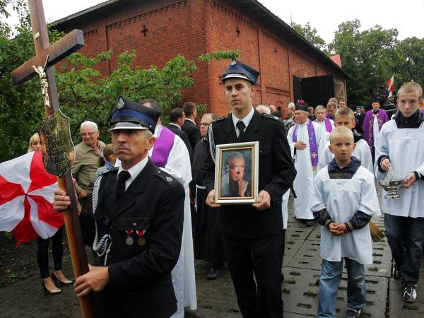 Co zostało po Andrzeju Lepperze? Trochę opowieści o szalonej karierze, o tym, jak prosto z blokad drogowych wkroczył na salony, jak zdobył władzę i jak ją stracił, jak leciał niczym ćma do ognia.