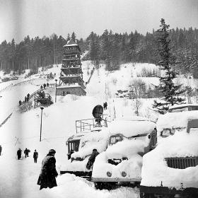 Kolejny wielki atak zimy nastąpił dopiero w 1962 r. Szkoły oraz wiele instytucji publicznych zamknięto. Na fot. wozy transmisyjne telewizji pod Wielką Krokwią w Zakopanem.