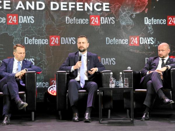 Konferencja Defence24Day. Szef MSZ Radosław Sikorski, minister obrony Władysław Kosiniak-Kamysz i szef BBN Jacek Siewiera