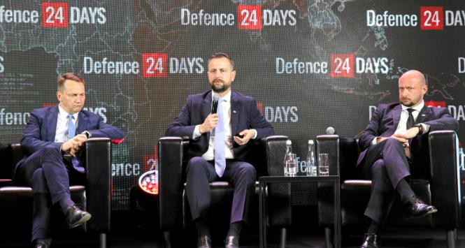 Konferencja Defence24Day. Szef MSZ Radosław Sikorski, minister obrony Władysław Kosiniak-Kamysz i szef BBN Jacek Siewiera. 6 maja 2024 r.