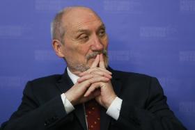 Dla PiS Macierewicz jest groźny nie tylko dlatego, że ma grono fanatycznych wyznawców, ale przede wszystkim dlatego, że ma potężne zaplecze w kościele toruńskim.