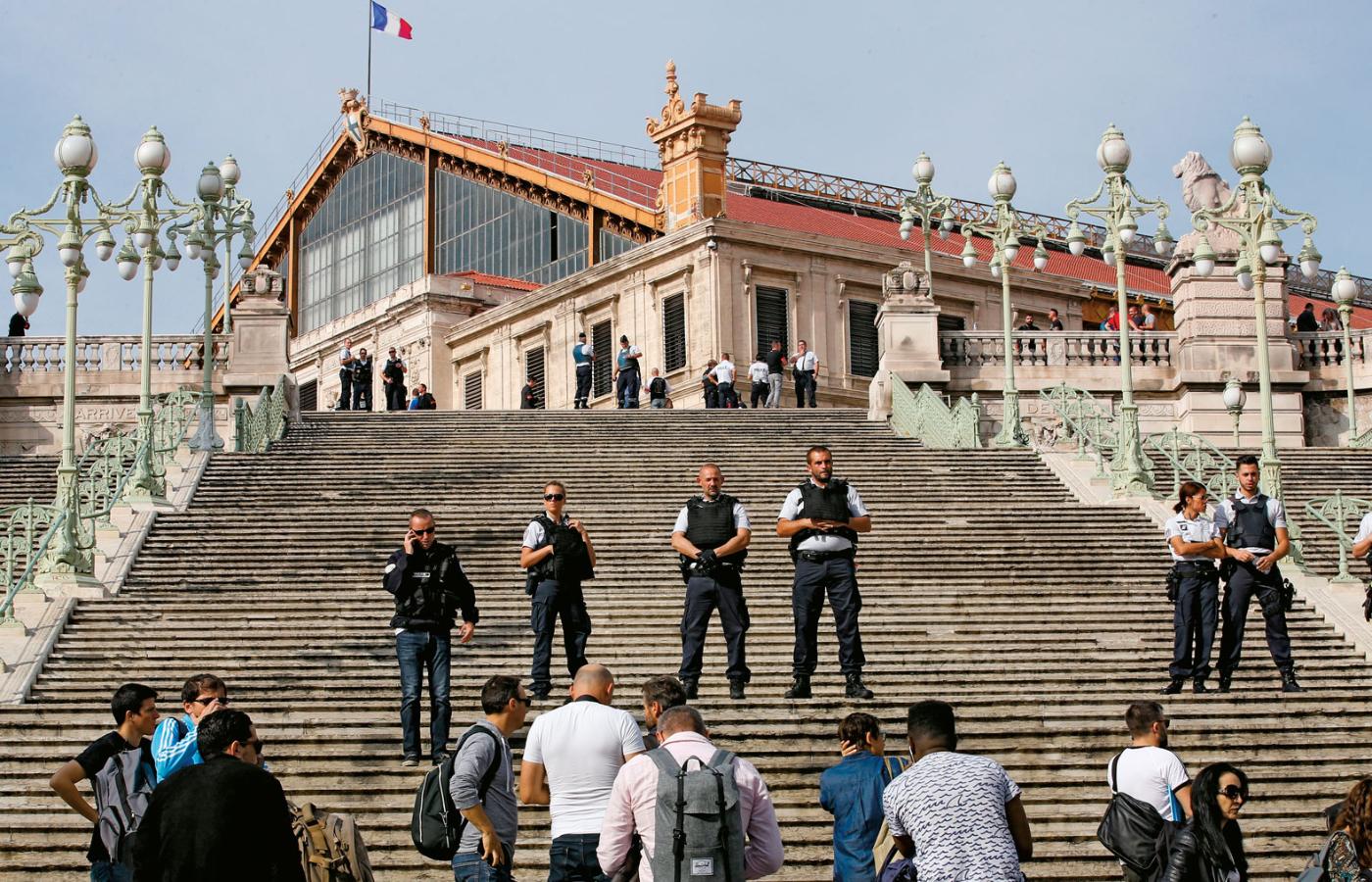 Policja pilnuje po strzelaninie dworca kolejowego Saint-Charles w Marsylii.