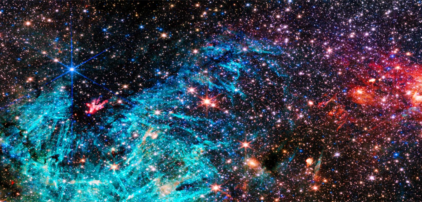 Pełny obraz z instrumentu NIRCam (kamery bliskiej podczerwieni) Kosmicznego Teleskopu Jamesa Webba – szeroka na 50 lat świetlnych część gęstego centrum Drogi Mlecznej. Obszar Strzelca C (Sagittarius C) świeci około 500 tys. gwiazd, a także kilka jeszcze niezidentyfikowanych obiektów.