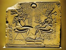 Stela przedstawiająca parę królewską - Echnatona i Nefretete - z córkami, poł. XIV w. p.n.e.