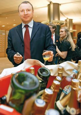 Europoseł to ma klawe życie: wystarczy jedna kadencja, by stać się zamożnym człowiekiem. Na zdjęciu Jacek Kurski na wernisażu w brukselskiej siedzibie parlamentu.