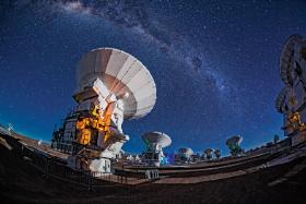 Obserwatorium ALMA na płaskowyżu Chajnantor w Andach Chilijskich obejmuje 66 precyzyjnych anten.