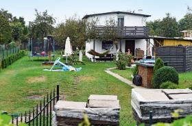 Wiele domków w ogródkach powstało jeszcze na działkach pracowniczych, dopiero w czasie transformacji przymusowo wcielono je do PZD.