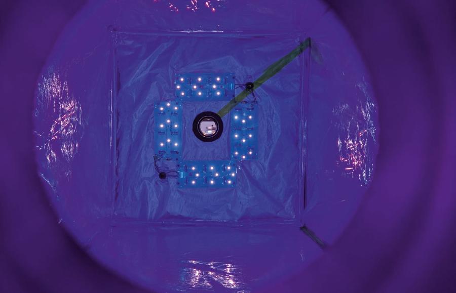 Wnętrze reaktora, w którym jest chlorowany metan.