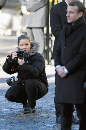 Oficjalna fotografka Emmanuela Macrona, Soazig de la Moissonnière, ma już miejsce w historii. A jej szef? Losy się ważą.
