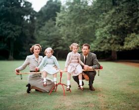 Królewska para z córkami Małgorzatą i Eleną w swoim angielskim domu w Hartfordshire w Anglii (1953 r.)