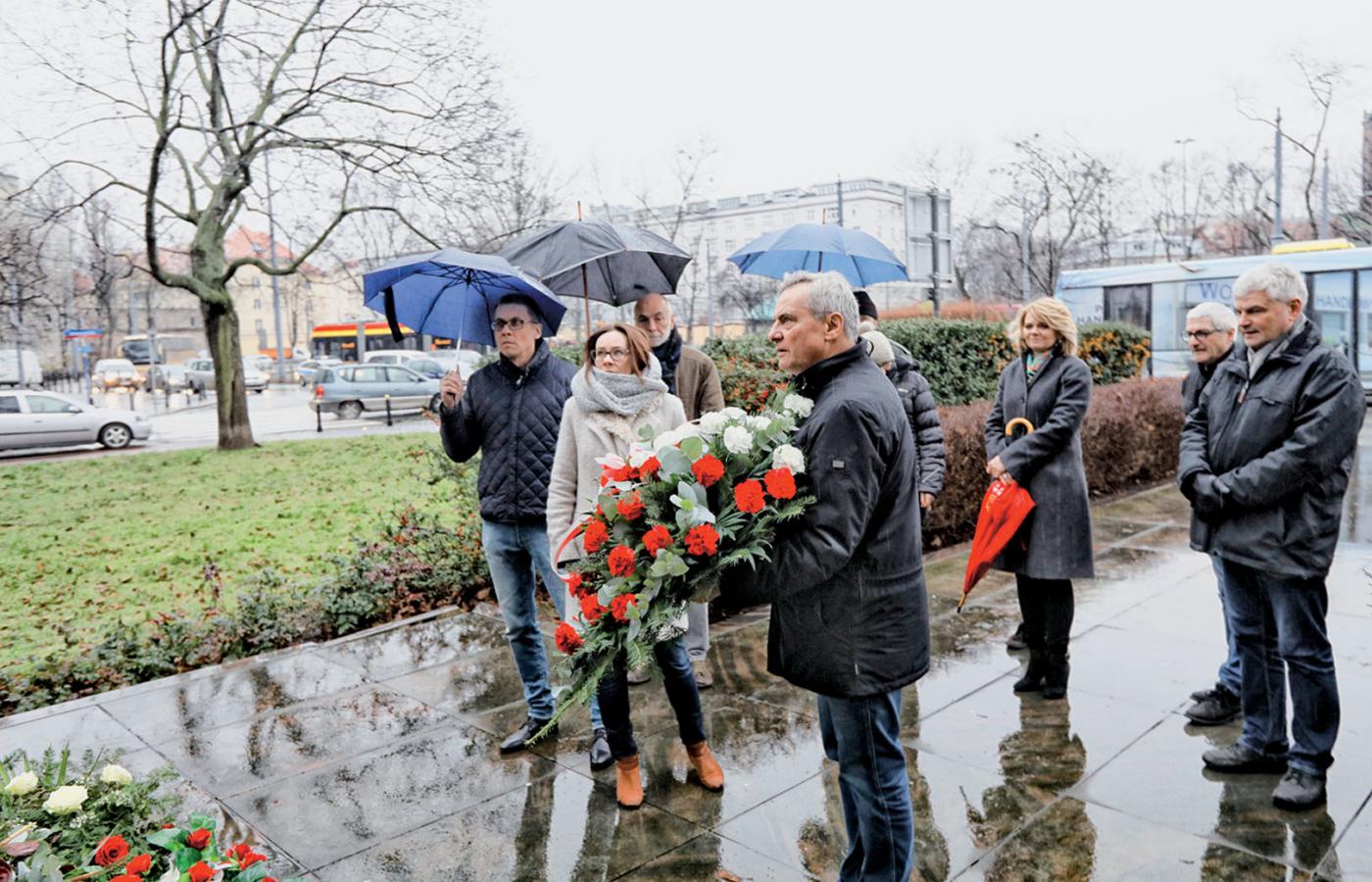 Redaktor naczelny POLITYKI Jerzy Baczyński składa wieniec pod pomnikiem Gabriela Narutowicza.