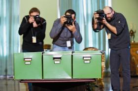 „W śledztwach IPN dużo się opowiada o rezultatach pracy, którą powinni wykonywać historycy, a nie prokuratorzy. Ci ostatni dużo czasu poświęcają na gromadzenie znanych na ogół historykom dokumentów”.