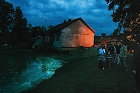 Wiele miejscowości żywioł oszczędza. W Ostrowiu nocne czuwanie przeradza się w piknik. 20.05.2010.