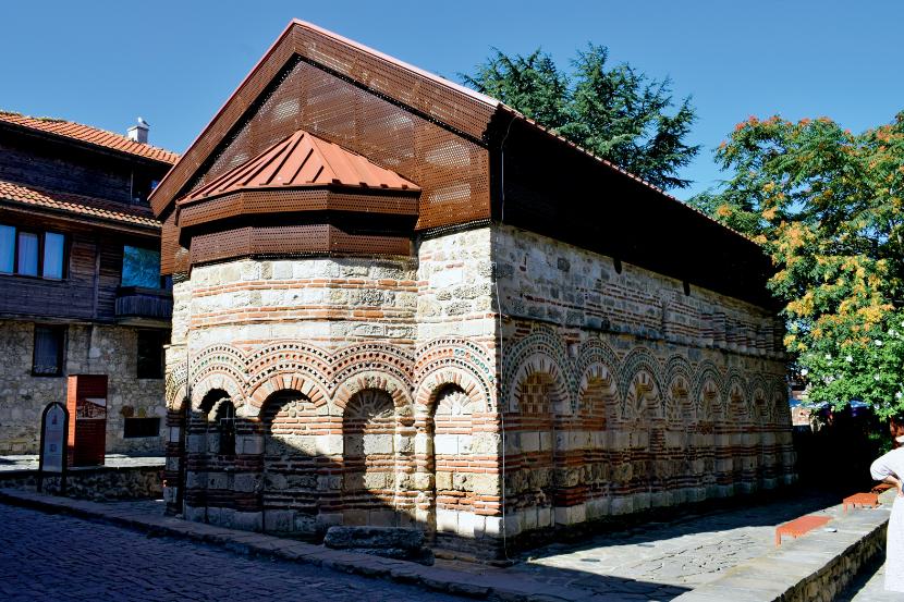 Nesebyr, cerkiew św. Paraskewy z XIII wieku to kombinacja kamienia, cegły i szklanej ceramiki.