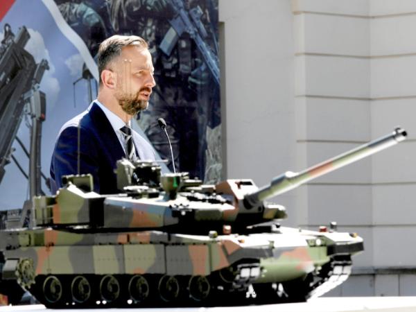 Władysław Kosiniak–Kamysz podczas konferencji prasowej dotyczącej negocjacji w sprawie pozyskania na potrzeby Sił Zbrojnych RP koreańskich czołgów K2 Black Panther, 2 lipca 2025 r. w Warszawie