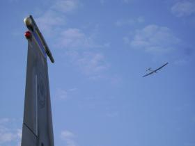 Solar Impulse 2 w przestworzach. W dole usterzenie samolotu F-15.