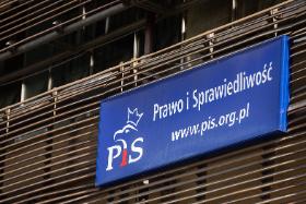 Za kampanię – od kwestii strategicznych przez taktyczne i organizacyjne aż po wizerunkowe odpowiada w PiS kilka, może kilkanaście osób.