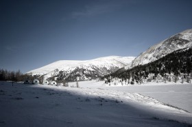 Beczki ratowników nad Jeziorem Akkem.