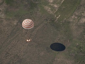 Lądownik statku Sojuz TMA-17 opada na step Kazachstanu z trzema astronautami na pokładzie -  Kotowem, Creamerem i Noguchi.  Tym samym kończy sie 23 misja pobytu na ISS (Międzynarodowej Stacji Kosmicznej). Obecnie przebywa na niej misja 24.