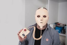 Założyciel Muzeum Porażki, Samuel West, prezentuje elektroniczna maseczkę upiększającą.