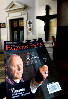 „Egzorcyzmowa woda, sól i olej to środki neutralizujące napaści szatana, można zakraplać/sypać w pomieszczeniu, nacierać ciało oraz spożywać”.