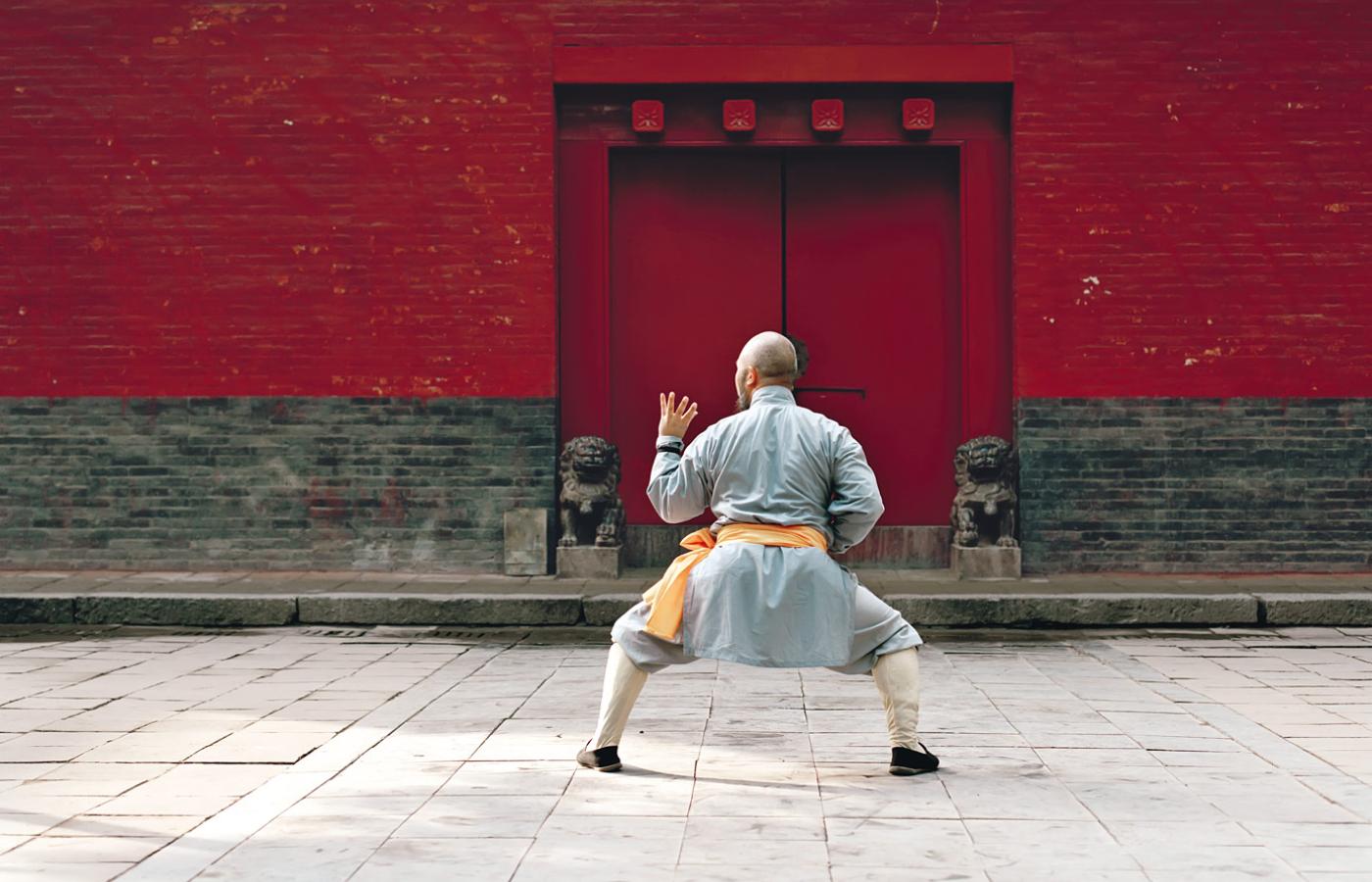 Mnich z Shaolin ćwiczący kung fu na dziedzińcu klasztoru.