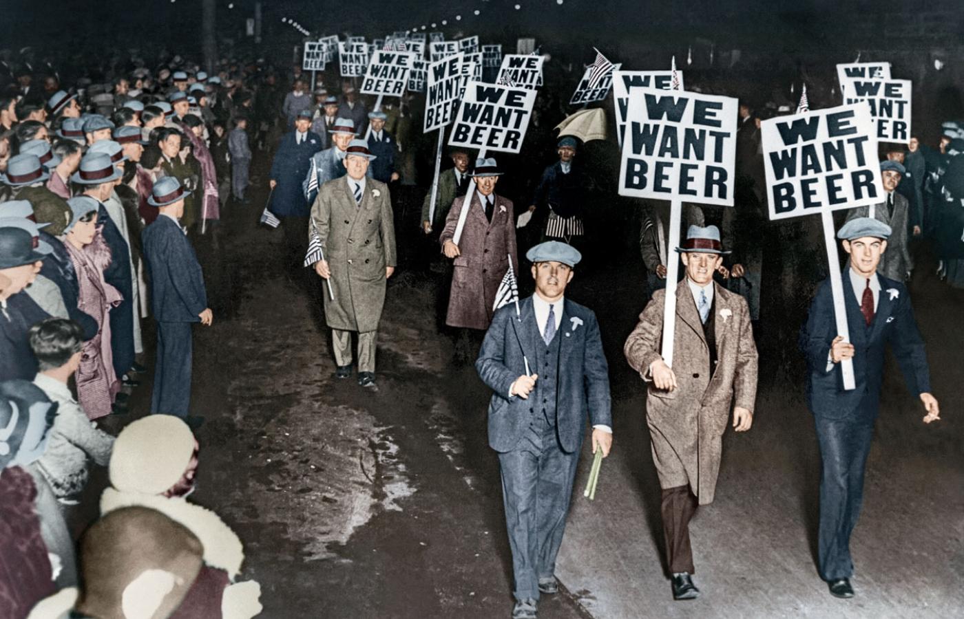 „My chcemy piwa” – demonstracja związkowców w Newark, New Jersey, 1931 r. Piwa domagała się zwłaszcza nowa rzesza imigrantów z Europy.