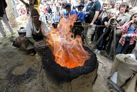 Nowa Słupia, Góry Świętokrzyskie. Od lat 60. XX wieku archeolodzy organizują tu pokazy antycznego wytopu żelaza. Archeologia eksperymentalna stała się modna, a imprezy przyciągają tłumy widzów.