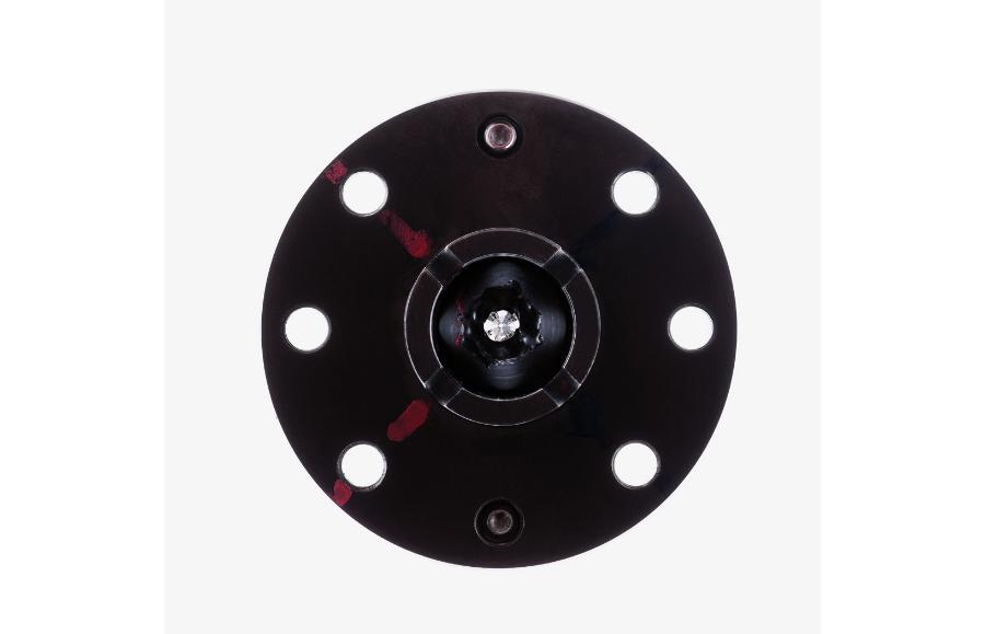 Diamenty tworzące kowadła (czarne) ściskają materiały do ekstremalnie wysokiego ciśnienia, pozwalając uzyskać nadprzewodniki.