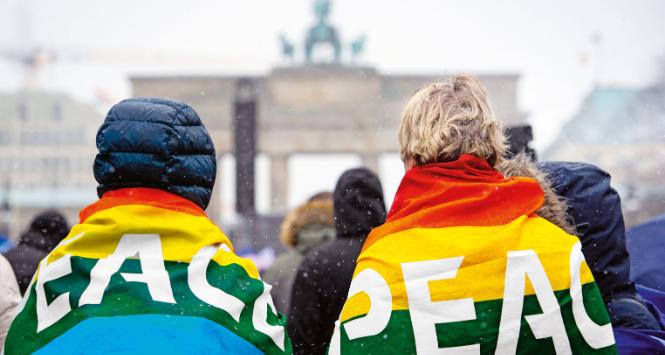 Sahra Wagenknecht i Alice Schwarzer, autorki manifestu przeciwko wojskowej pomocy dla Ukrainy, na demonstracji w Berlinie.