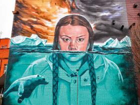 Mała Greta na muralu w Bristolu. Była idolką, ale wyrosła.