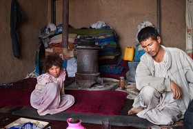 26-letni Muhammad, na zdjęciu z siostrą, w trakcie choroby stracił mowę i słuch, przez co jest opóźniony w rozwoju. Kiedyś zgubił się i trafił do oddalonej o 9 godzin marszu wioski. Dopiero po pięciu miesiącach wrócił do rodziny, która już go opłakała.