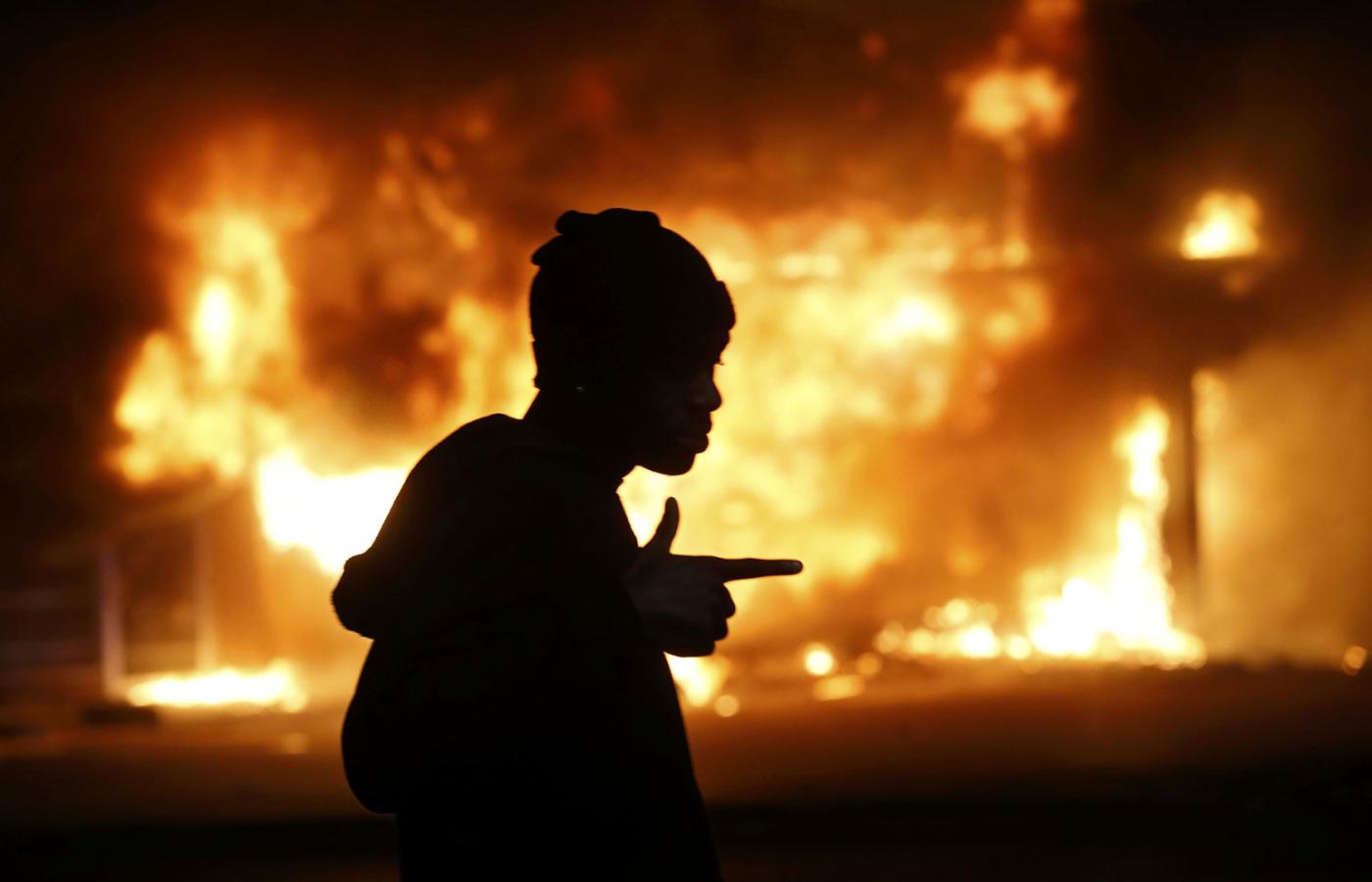 Zamieszki w Ferguson po ogłoszeniu decyzji ws. policjanta, który zastrzelił czarnoskórego nastolatka