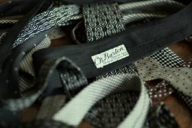 Chętnie przyznawał się do krawatowej słabości, opisywał nowe zagraniczne zdobycze w dziennikach i listach.– Krawatów to jest wciąż od groma. Tyle ich miał, a wszystkie pochlapane. Niech pani zobaczy, niektóre jeszcze niedoprane.