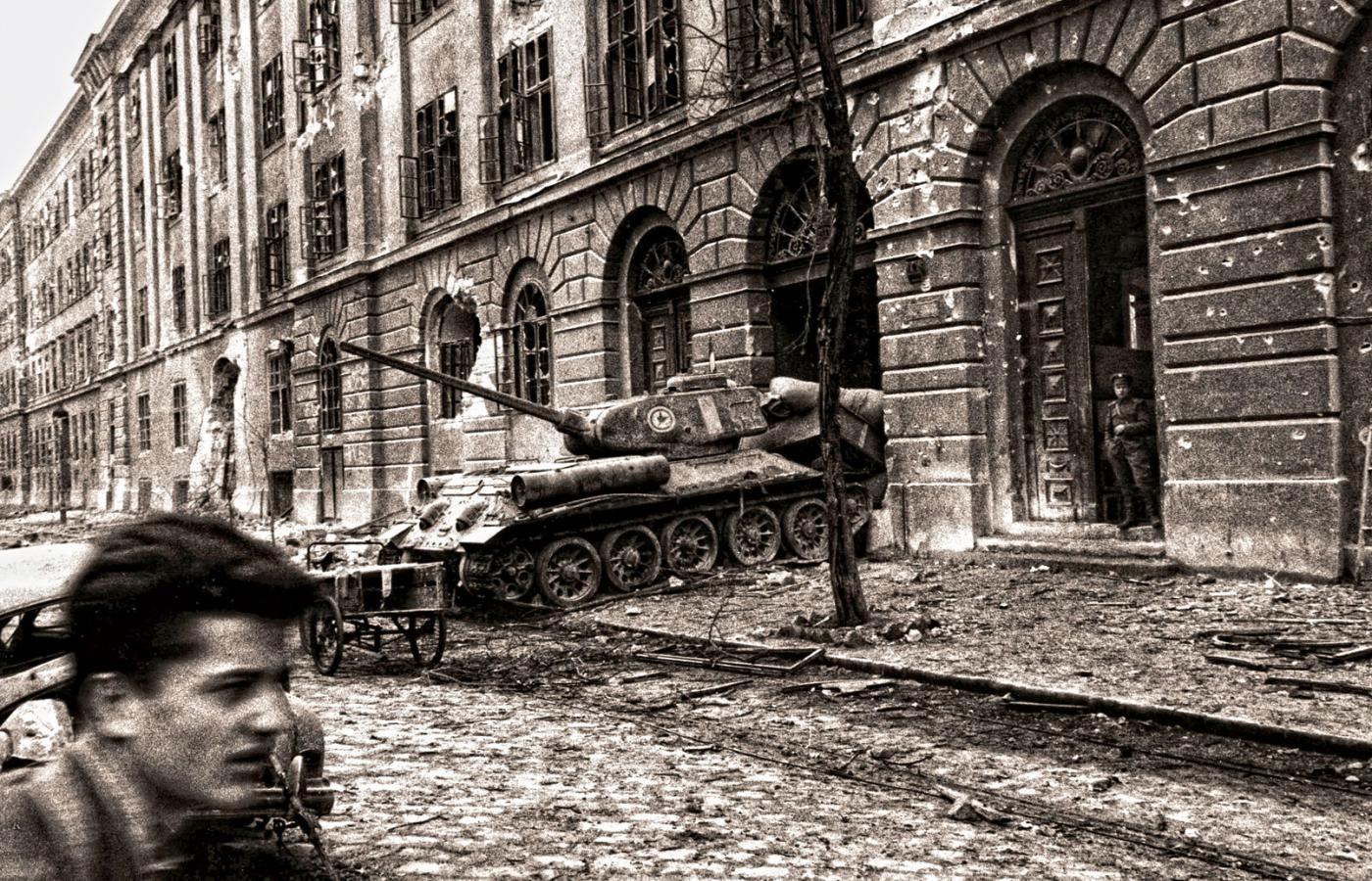 Radziecki czołg na budapeszteńskiej ulicy, listopad 1956 r.