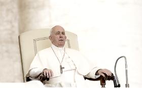 Dziś coraz głośniej słychać spekulacje, że zmęczony papież szykuje się do abdykacji.