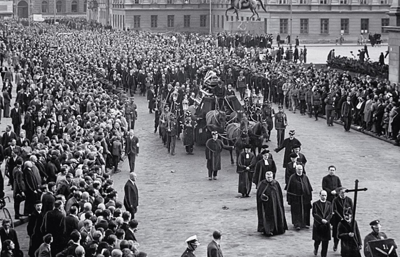 Pogrzeb posła Tadeusza Hołówki, zastrzelonego przez UON lub sowieckich agentów w tej organizacji, Warszawa, 1 września 1931 r.