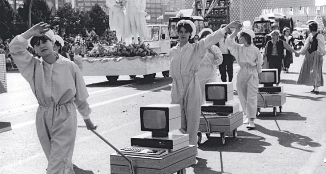 Komputery produkowane w NRD prezentowane na paradzie w Berlinie Wschodnim, 1987 r.