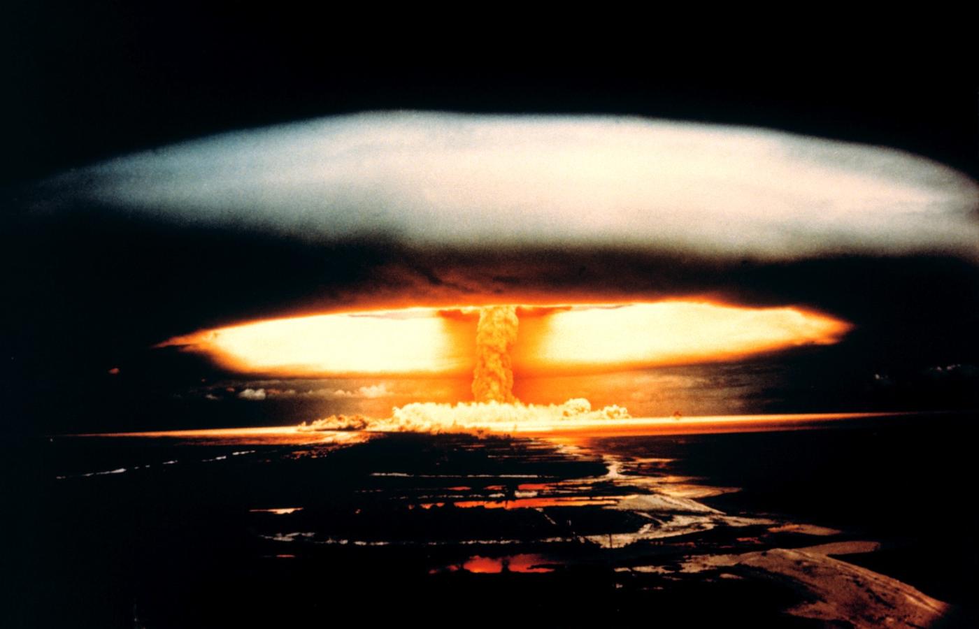 Wybuch atomowy w atolu Mulroa w Polinezji Francuskiej, 1975 r.