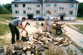 Jesienią przychodzi czas zbioru żołędzi i buczyny, a zimą metalowych części z pałacowych ogrodzeń i aluminiowych zawleczek z hydrantów, ale prawdę mówiąc wiele tego nie ma.