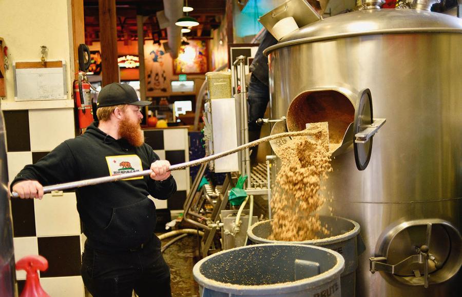 Warzenie piwa zachodzi w specjalnych kotłach. Używa się drożdży piwowarskich z rodzaju Saccharomyces.