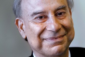 Prof. Akbar Ahmed – antropolog, pisarz i twórca filmów oraz sztuk teatralnych. Pochodzi z Pakistanu.