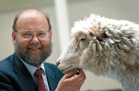 Ian Wilmut ze sklonowaną owcą Dolly.