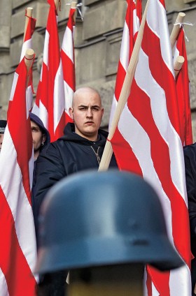 Demonstracja węgierskiej faszyzującej organizacji Krew i Honor.