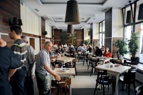 3. Bary mleczne. Sympatyczny skansen zbiorowego żywienia. Bar mleczny „Bambino” w Warszawie.