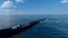 System Ocean Cleanup na pełnym morzu